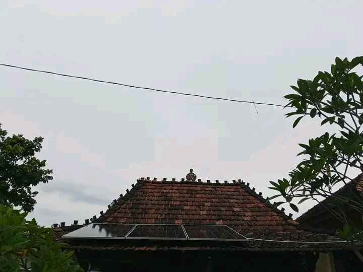 Panel Surya Di Atap Rumah
